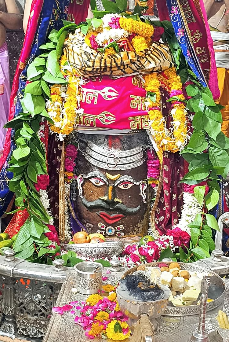 ujjain-news:-भस्म-आरती-में-बाबा-महाकाल-का-भांग-से-श्रृंगार,-कानो-में-सर्प-और-मस्तक-पर-चंद्र-लगाकर-सजाया