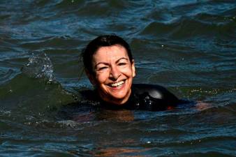 paris-mayor-finally-swims-in-seine-to-prove-water-purity