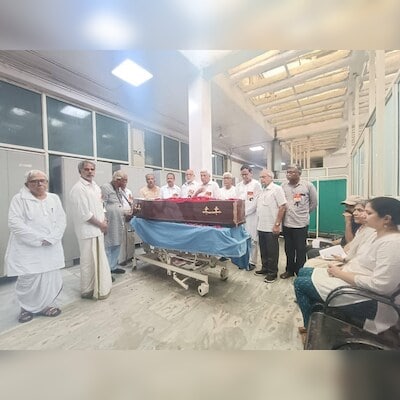 amid-chants-of-lal-salaam,-yechury's-body-handed-over-to-aiims-for-research