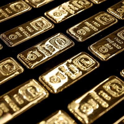 gold-hovers-below-record-high,-set-for-best-quarter-in-eight-years